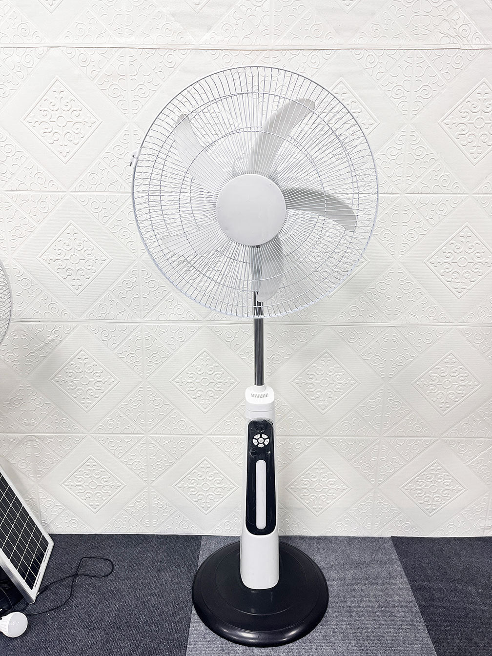 TouchsmartEF 18" 3-in-1 Solar Outdoor Fan | Remote Control & Integrated Light